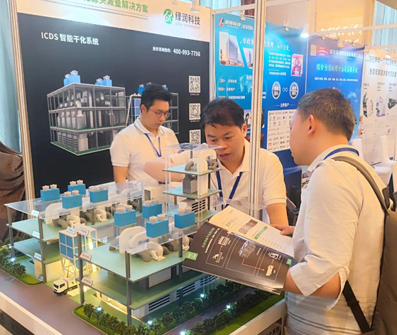 綠潤(rùn)科技展位更是人氣爆棚，咨詢不斷