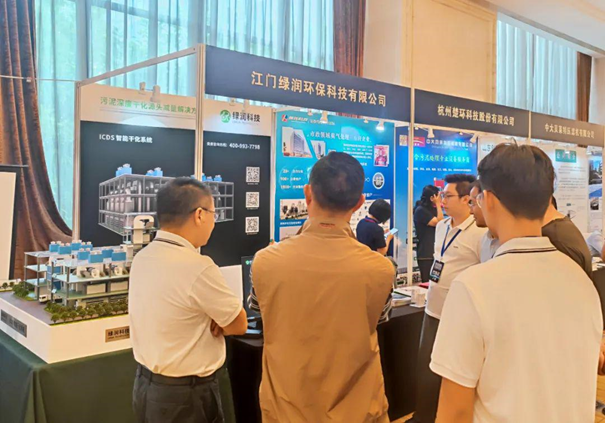 綠潤(rùn)科技展位更是人氣爆棚，咨詢不斷